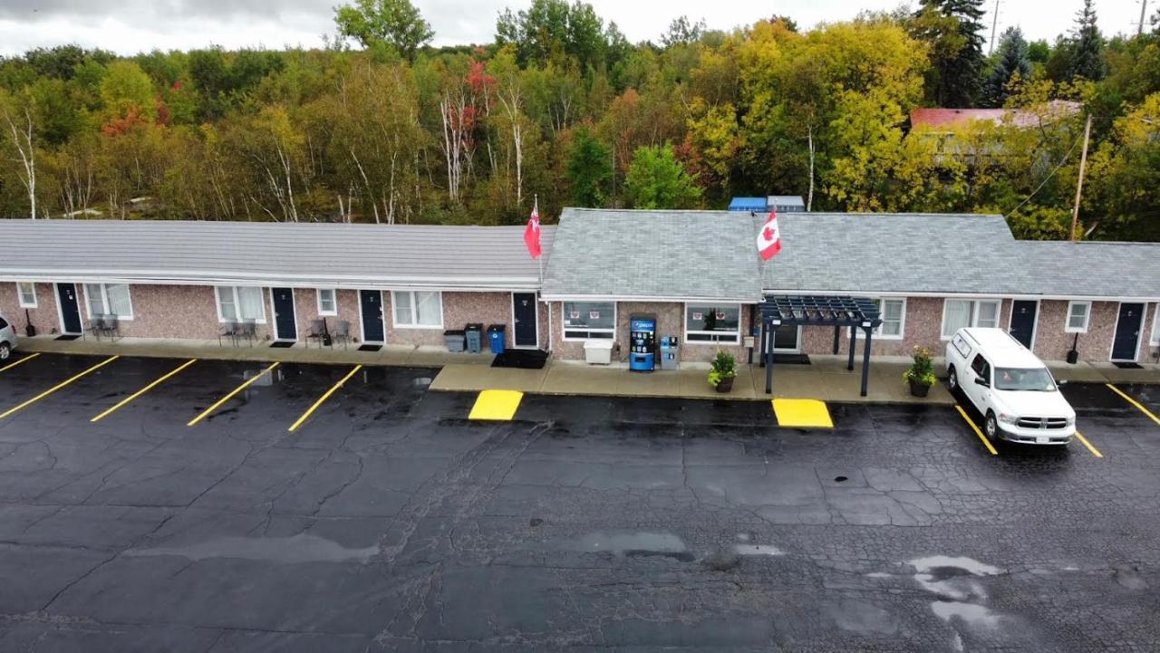 Moonlight Inn And Suites Sudbury Exterior foto